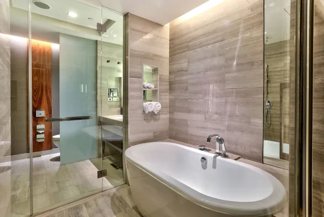 غرفة تنفيذية بسريرين منفصلين مع دخول صالة النادي، Hilton Sukhumvit Bangkok Hotel 10/10