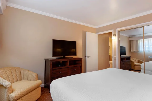 1 Bedroom, Suite, King Bed, Pool Side, Kitchen، Best Western Plus Santa Barbara 2/9