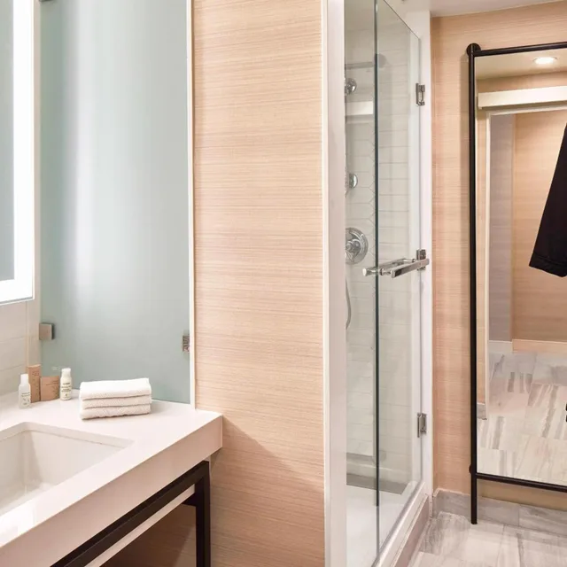 Renaissance, King Bed, Lounge Access, High Floor، Renaissance Dallas 2/3