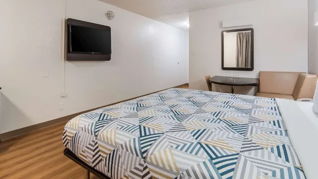 غرفة قياسية بسرير كينج، Motel6 Addison, TX - Dallas 9/10
