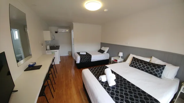 غرفة ديلوكس ثلاثية بسرير كوين وسرير فردي بمطبخ صغير، Eden Motel 2/10
