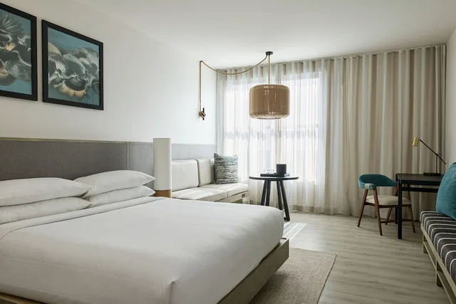 غرفة بسرير كينج بإطلالة على المسبح، Palmetto Marriott Resort & Spa 3/6