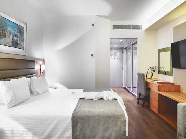 Room, 1 Queen and 2 Bunk Beds, Sea Front, Marina View، St Raphael Resort and Marina 9/10