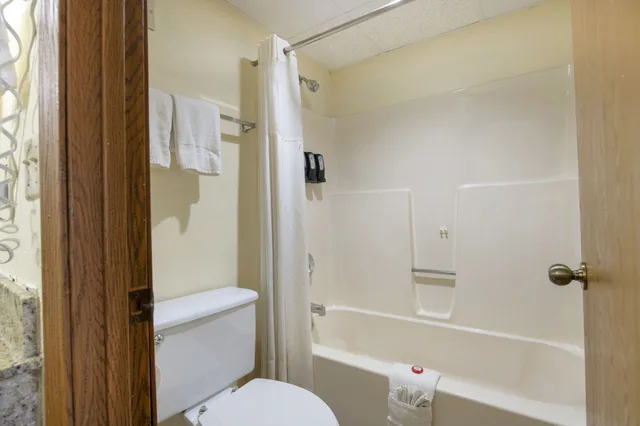 غرفة بسرير كينج بحوض جاكوزي، OYO Hotel Tulsa International Airport 6/6