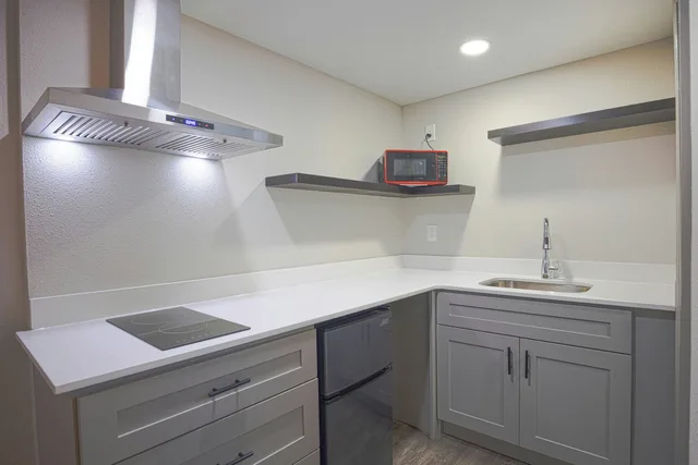 غرفة بسرير كينج بمطبخ صغير لغير المدخنين، Sunrise Inn by OYO Titusville FL 7/8