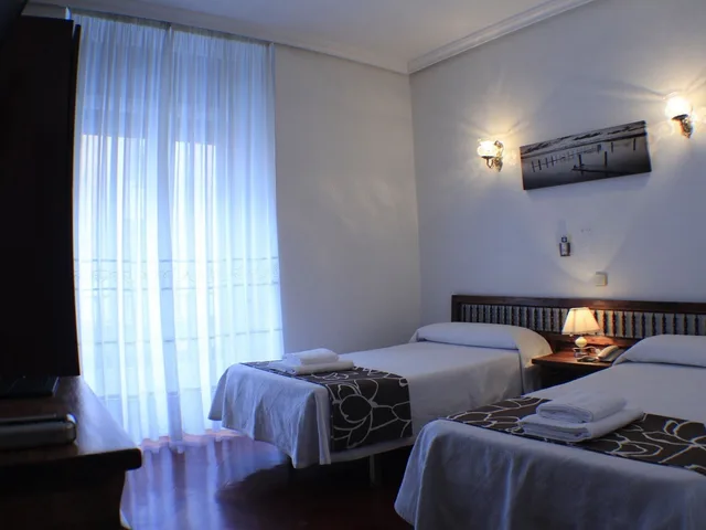 غرفة أساسية بسرير مزدوج أو سريرين منفصلين بإطلالة على المدينة، Hostal Esmeralda 2/3