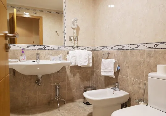 غرفة ثلاثية، Hotel Reina Isabel 7/7
