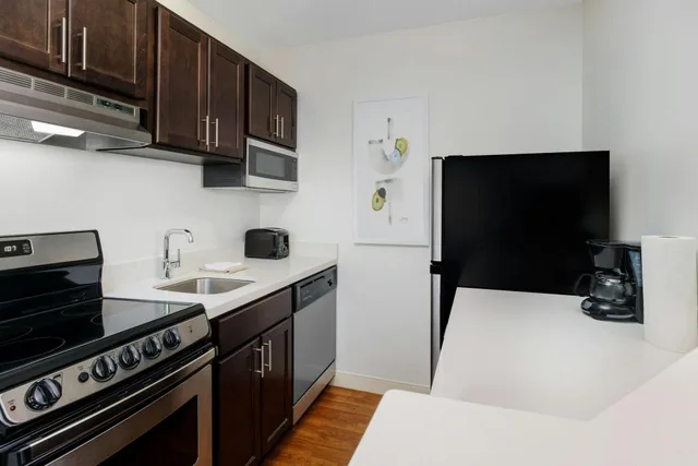 جناح بسرير كوين بغرفتي نوم مع أريكة، TownePlace Suites Manchester-Boston Regional Airport 3/3