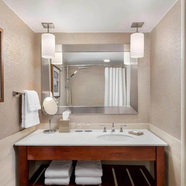 Guest Room, Traditional, King Bed, Airport View، The Westin Toronto Airport 3/3