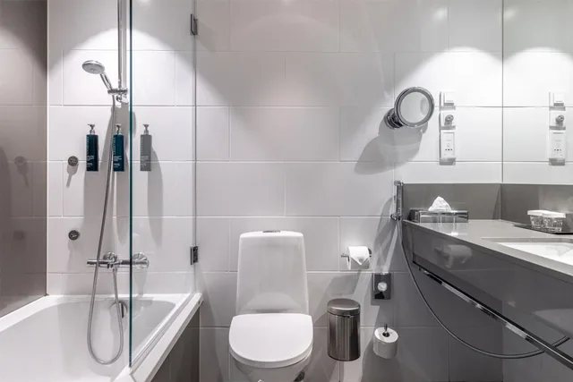 جناح بسرير كينج بإطلالة على البحر مع أريكة، Hilton Helsinki Strand 4/8