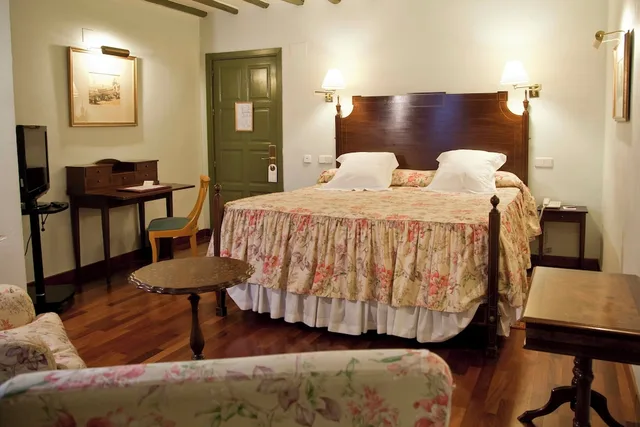 Room, Twin Beds, Jetted Tub, Las Casas De La Juderia Sevilla 7/10