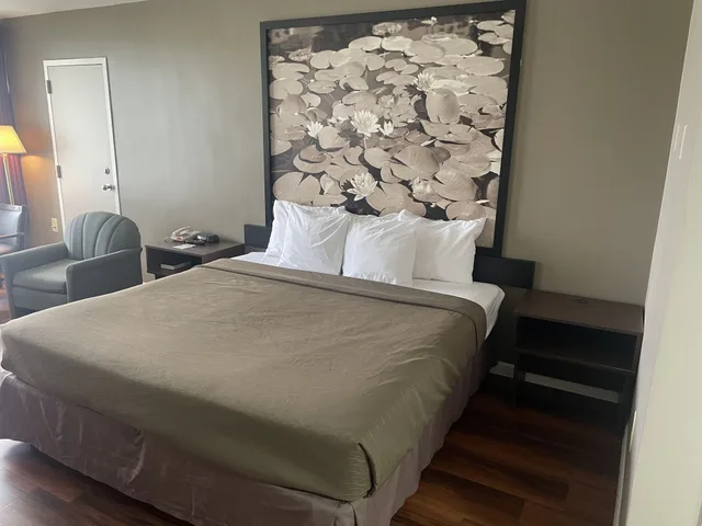 غرفة قياسية بسرير كينج لذوي الإعاقة، Super 8 by Wyndham Valdosta Mall 1/10