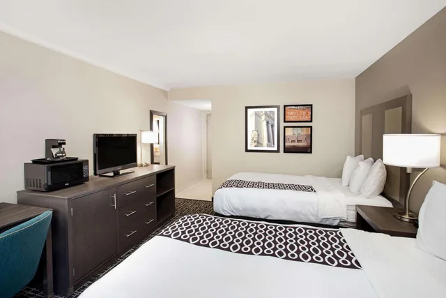 غرفة بسريرين مزدوجين، La Quinta Inn and Suites by Wyndham Indianapolis Downtown 1/2
