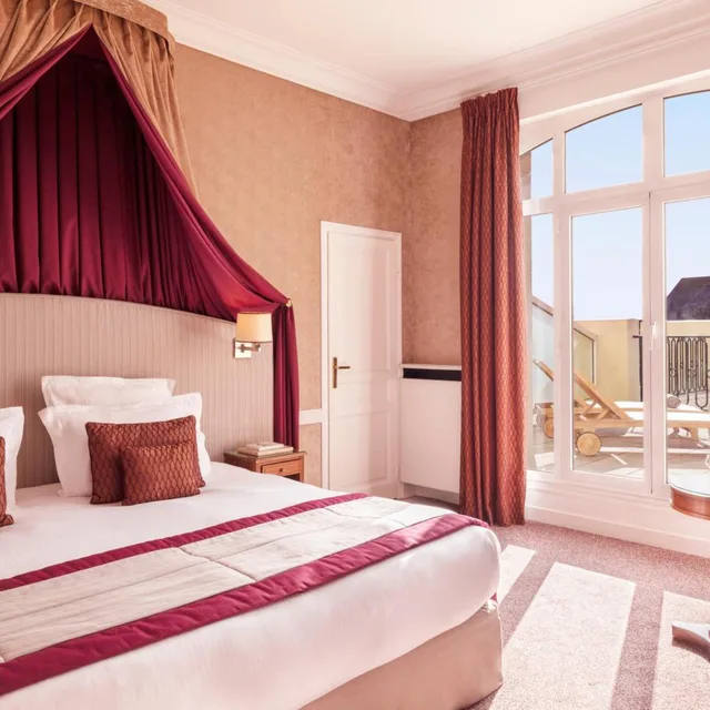 غرفة ديلوكس بشرفة، Hotel Barriere Le Royal Deauville 1/3