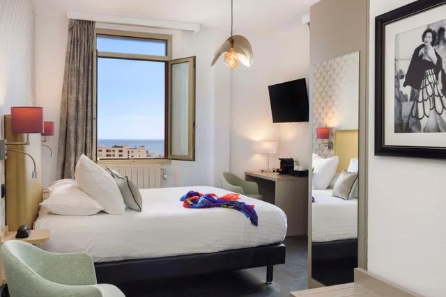 غرفة ديلوكس بسرير مزدوج أو سريرين منفصلين بإطلالة على البحر، Best Western Hotel des Orangers 5/8