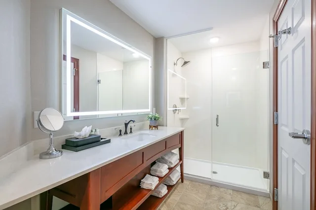 Collection, Guest Room, 2 Queen Beds, Water Front, Main Building، Bicycle Street Inn and Suites 2/3