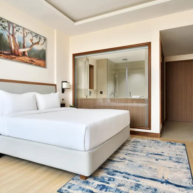 غرفة ديلوكس بسرير كينج، Golden Tulip Jalandhar 1/5