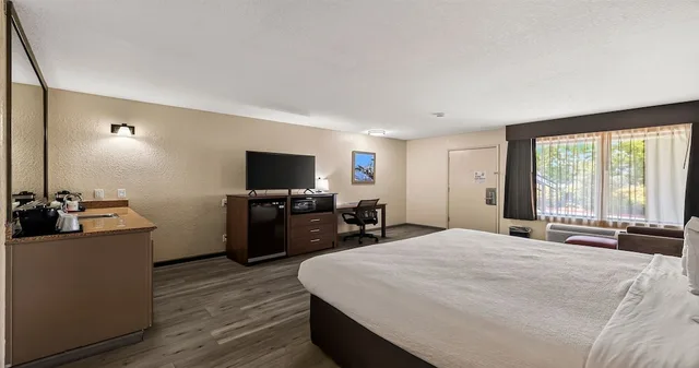 Deluxe, King Bed, Best Western Roseville Inn 4/10