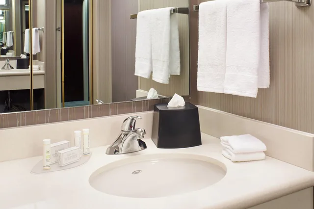 room, multiple beds، Courtyard By Marriott Toledo Rossford Perrysburg 1/2