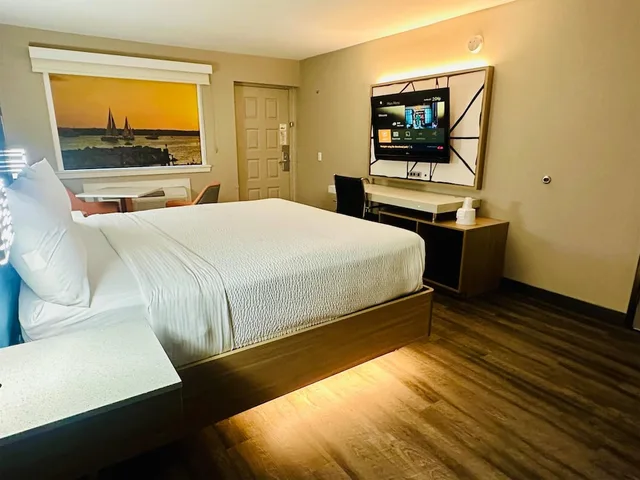 غرفة سوبيريور بسرير كينج، La Quinta Inn by Wyndham Costa Mesa / Newport Beach 1/10