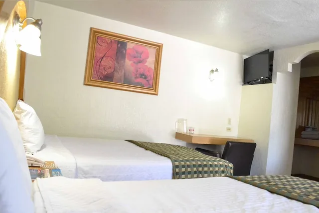 غرفة قياسية بسرير مزدوج وسرير فردي، Hotel Flamingo Juarez 2/9