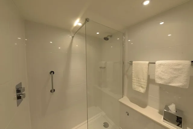 غرفة بريميوم بسرير كينج بإطلالة على البحر مع دخول صالة النادي، Crowne Plaza Plymouth, an IHG Hotel 5/5