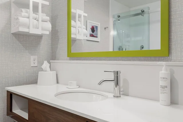 غرفة بسرير كينج مع أريكة بمطبخ صغير، Hampton Inn Front Royal 10/10