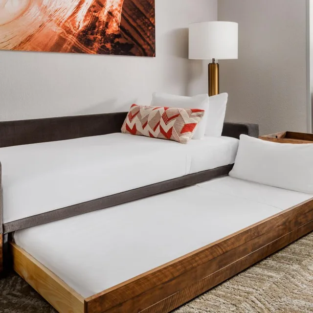 جناح بسرير كينج مع سرير سحّاب إضافي مع أريكة لذوي الإعاقة، Springhill Suites by Marriott Warwick 2/5