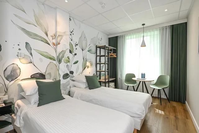 Room, Twin Beds, Court Garden 1/1