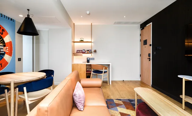 جناح بسرير كينج بشرفة بغرفة نوم واحدة، Hotel Indigo Adelaide Markets 3/5