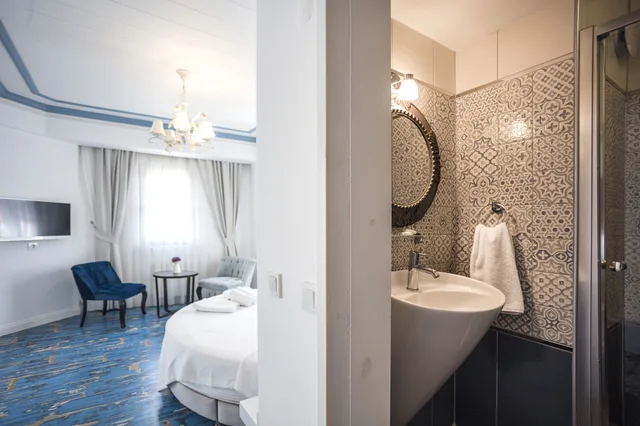 غرفة ديلوكس بسرير كوين بشرفة بإطلالة جزئية على البحر، Sardunya Hotel 4/4