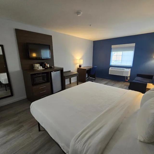 غرفة بسرير كينج مع أريكة، Quality Inn & Suites Tulare CA 3/9