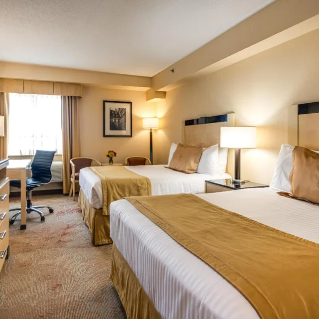 غرفة قياسية بسرير كينج وسريرين كوين، Monte Carlo Inns And Suites Downtown Markham 6/10