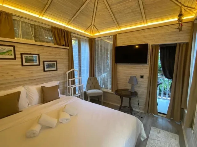 Chalet, King Bed, Hotel Kausar 1/3