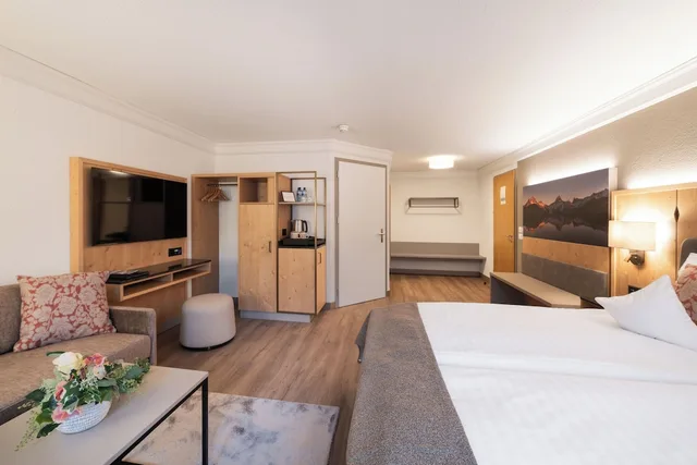 غرفة قياسية رباعية بسرير كينج مع أريكة، Grindelwalderhof 5/10