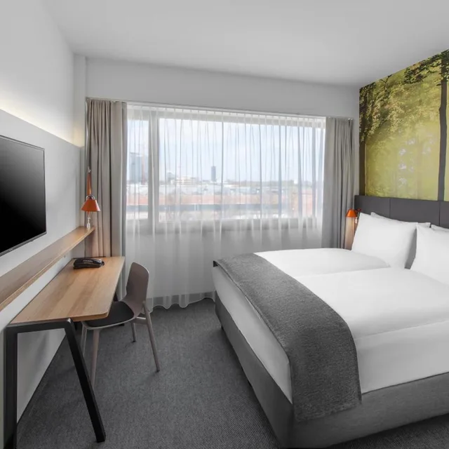 غرفة قياسية بسرير كينج وسرير كوين، Holiday Inn Munich Leuchtenbergring, an IHG Hotel 8/10