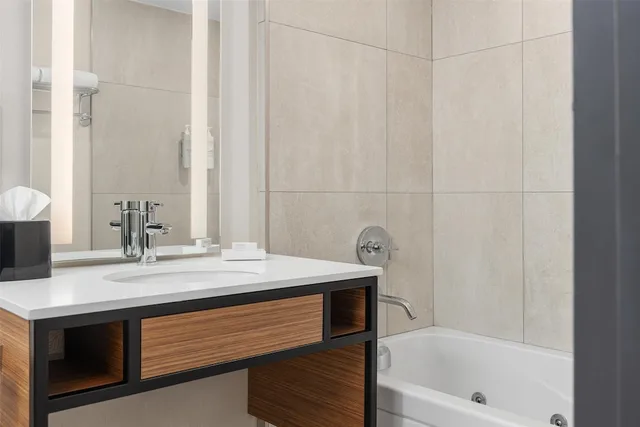 Evolution, Suite, King Bed, Sofa, Hot Tub، Hilton Garden Inn Toronto Airport 5/7