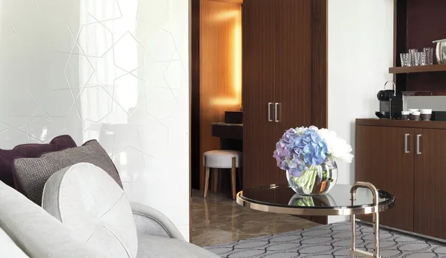 Deluxe Waterfront Room King Bed، Four Seasons Hotel Abu Dhabi at Al Maryah Island 4/4