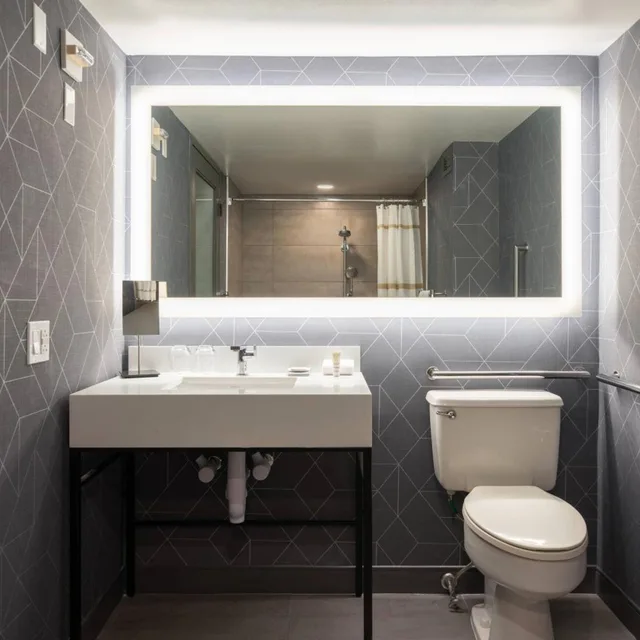 غرفة بسريرين كوين مع دخول صالة النادي، Philadelphia Marriott Old City 4/5