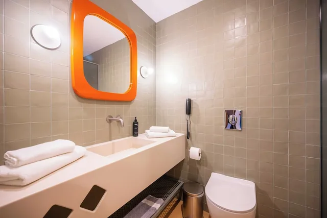 غرفة بسريرين منفصلين وسرير كينج بإطلالة على المسبح، Orion Hotel 10/10