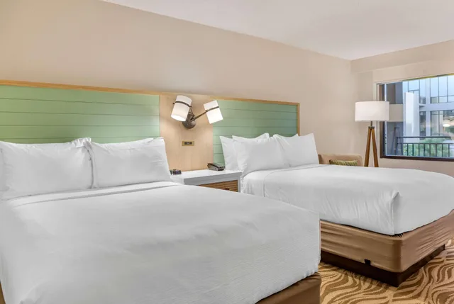 غرفة بسريرين مزدوجين بإطلالة على الفناء، Wyndham Garden Lake Buena Vista Disney Springs Resort 2/5