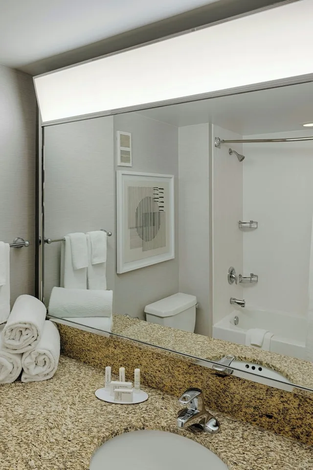 غرفة بسرير كينج بشرفة، Courtyard By Marriott Springfield Downtown 4/4