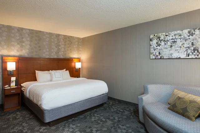 غرفة بسرير كينج مع أريكة، Courtyard By Marriott Boston Westborough 1/2