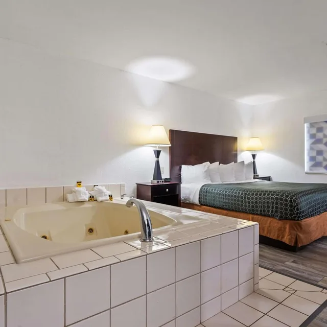جناح بسرير كينج بحوض استحمام لذوي الإعاقة، Best Western Oakbrook Inn 4/4