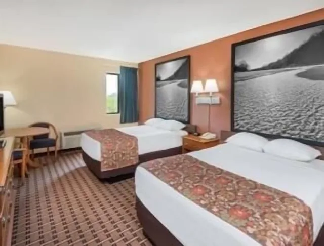غرفة بسريرين مزدوجين، Super 8 by Wyndham Charleston/Sikeston East MO 1/5