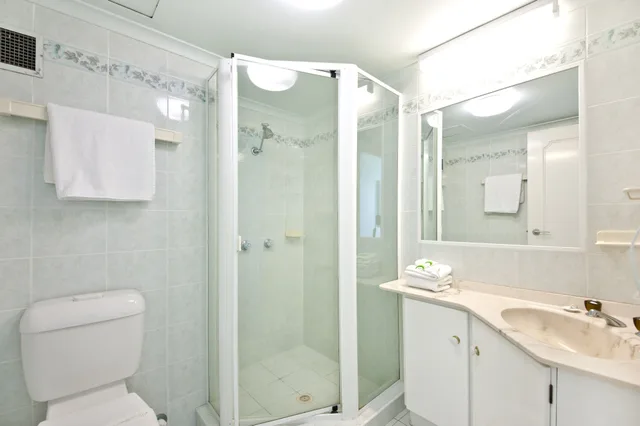 2 Bedrooms, Apartment, Queen and Twin Beds, Ocean Front, Kitchen، Berkeley on the Beach 4/6
