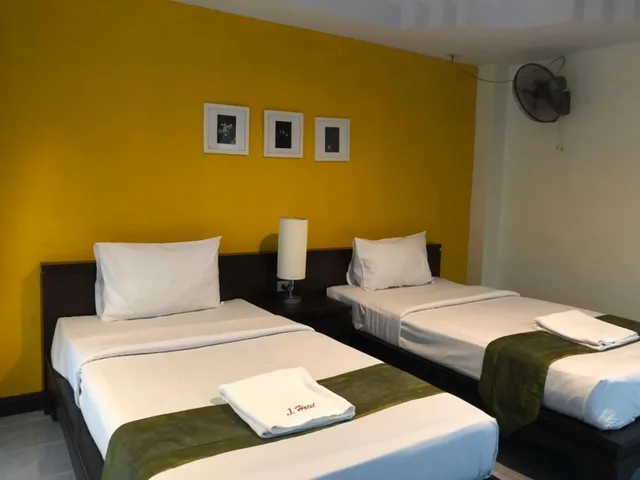 غرفة قياسية بسريرين منفصلين، J Hotel 1/2