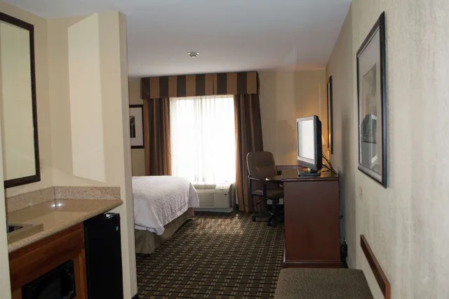 غرفة بسرير كينج بجاكوزي، Hampton Inn & Suites Columbia at the University of Missouri 3/3