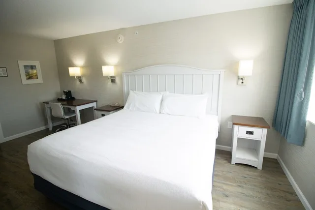 غرفة بسرير كينج لذوي الإعاقة، The Baywatch Resort 3/10