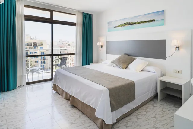 غرفة بسرير كوين بإطلالة على البحر، Hotel Amic Miraflores 2/8
